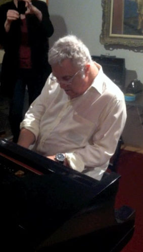 Randy_at_Gershwins_piano